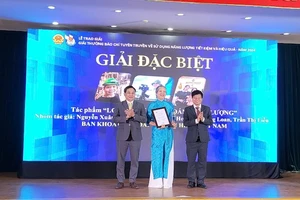 Ban tổ chức trao giải Đặc biệt cho đại diện nhóm tác giả.