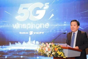 Tổng giám đốc VNPT Huỳnh Quang Liêm công bố chính thức cung cấp dịch vụ Vinaphone 5G.