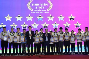 Ban Tổ chức tuyên dương “Sinh viên 5 tốt”.