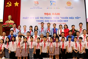 Học sinh, đại biểu tham dự tọa đàm chụp ảnh lưu niệm 