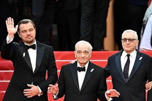 Robert De Niro (ngoài cùng, bên phải) cùng "người bạn già" thân thiết Martin Scorsese trên thảm đỏ LHP Cannes 2023.