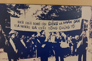 Các cựu tù nhân Côn Đảo vỡ òa hạnh phúc khi được giải phóng, trở về với đất liền, với quê hương (tháng 6/1975).
