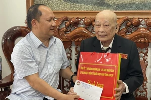 Phó Bí thư Tỉnh ủy Gia Lai Rah Lan Chung thăm, tặng quà ông Mạnh Đức Phú (sinh năm 1934, cựu chiến binh) ở tổ 1, phường Yên Đỗ, TP. Pleiku. Ảnh: PHƯƠNG DUYÊN