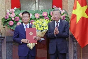 Chủ tịch nước Tô Lâm trao Quyết định bổ nhiệm cho Phó Thủ tướng Lê Thành Long. (Ảnh: Nhan Sáng/TTXVN)