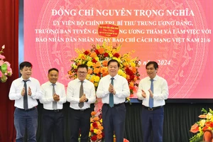 Đồng chí Nguyễn Trọng Nghĩa, Ủy viên Bộ Chính trị, Bí thư Trung ương Đảng, Trưởng Ban Tuyên giáo Trung ương tặng lẵng hoa chúc mừng tập thể cán bộ, nhân viên Báo Nhân Dân.