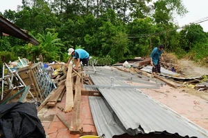 Căn nhà của ông Nguyễn Ngọc Phúc (sinh năm 1972) ở xã Long Hưng A, huyện Lấp Vò bị sập hoàn toàn vì dông lốc. (Ảnh: Nhựt An/TTXVN)