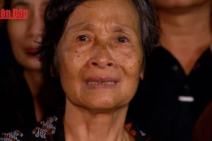Dòng người trong đêm và tâm sự xúc động về Tổng Bí thư Nguyễn Phú Trọng