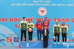 Ban Tổ chức trao Huy chương cho các vận động viên nội dung đôi nam nữ.