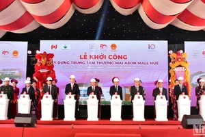 Các đại biểu thực hiện nghi thức khởi công Dự án Trung tâm thương mại Aeon Mall Huế.