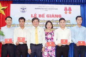 Hiệu trưởng Trường Đại học Quảng Nam Huỳnh Trọng Dương trao chứng nhận cho học viên.