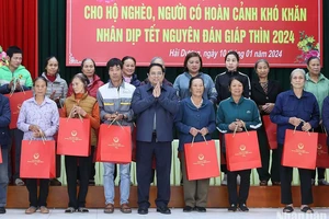 Thủ tướng Phạm Minh Chính tặng quà hộ nghèo, người có hoàn cảnh khó khăn trên địa bàn thành phố Chí Linh, tỉnh Hải Dương nhân dịp Tết Giáp Thìn 2024. (Ảnh: TRẦN HẢI)