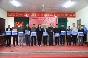 Thiếu tướng Nguyễn Thanh Bảnh, Phó Tư lệnh Bộ Tư lệnh Cảnh sát cơ động trao quà cho 11 già làng, trưởng bản, người có uy tín.