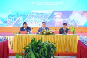 Phó Thủ tướng Chính phủ Trần Hồng Hà, Bộ trưởng Kế hoạch và Đầu tư Nguyễn Chí Dũng và Bí thư Tỉnh ủy Nghệ An Thái Thanh Quý điều hành hội nghị.