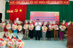 Bộ trưởng Nguyễn Chí Dũng trao quà tặng hộ nghèo và cận nghèo tại thôn Xóm Bằng 2, xã Bắc Sơn, huyện Thuận Bắc, tỉnh Ninh Thuận.