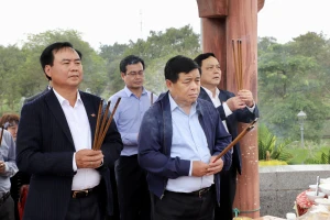 Bộ trưởng Nguyễn Chí Dũng và các thành viên trong đoàn công tác thắp hương tưởng nhớ các anh hùng liệt sĩ tại Di tích quốc gia đặc biệt Thành cổ Quảng Trị.