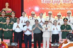 Thủ tướng Phạm Minh Chính chụp ảnh lưu niệm với lãnh đạo Quân đội và Công an thành phố Cần Thơ. 