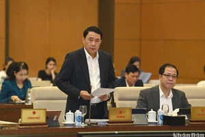 Thứ trưởng Công an Lê Quốc Hùng trình bày tờ trình về dự thảo Luật sửa đổi, bổ sung một số điều của Luật Cảnh vệ. Ảnh: DUY LINH