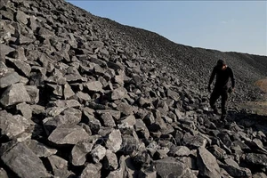 Công nhân làm việc tại mỏ than ở Datong, tỉnh Sơn Tây, Trung Quốc. Ảnh: AFP/TTXVN