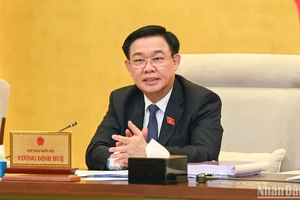 Chủ tịch Quốc hội Vương Đình Huệ phát biểu ý kiến tại phiên họp Ủy ban Thường vụ Quốc hội chiều 16/4. (Ảnh: DUY LINH)