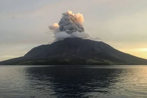 Núi lửa Ruang nằm ngoài khơi đảo Sulawesi ở Indonesia tiếp tục phun tro bụi và dung nham vào sáng 30/4. (Nguồn: Reuters)