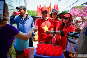 Người dân địa phương tiếp nước miễn phí cho du khách tới Điện Biên dịp Lễ kỷ niệm 70 năm Chiến thắng Điện Biên Phủ.