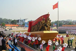 Cụm tượng đài kéo pháo với dòng chữ "Quyết chiến quyết thắng" tiến qua lễ đài trong buổi tổng duyệt.