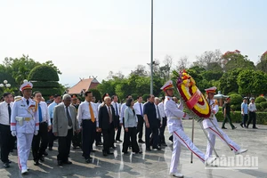 Các đồng chí lãnh đạo, nguyên lãnh đạo Đảng, Nhà nước đặt vòng hoa tưởng niệm các Anh hùng, liệt sĩ tại Nghĩa trang Liệt sĩ quốc gia A1.