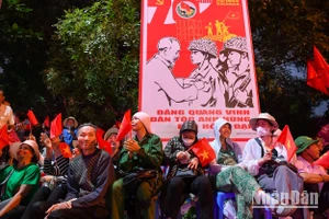 [Video] Người dân chờ đón lễ diễu binh, diễu hành trên đường phố Điện Biên Phủ