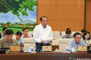 Bộ trưởng Văn hóa, Thể thao và Du lịch Nguyễn Văn Hùng trình bày tờ trình về quyết định chủ trương đầu tư Chương trình mục tiêu quốc gia về phát triển văn hóa giai đoạn 2025-2035. (Ảnh: DUY LINH) 
