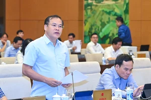 Thứ trưởng Công an Nguyễn Văn Long trình bày tờ trình về dự án Luật Phòng cháy, chữa cháy và cứu nạn, cứu hộ. (Ảnh: DUY LINH)