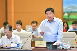 Bộ trưởng Kế hoạch và Đầu tư Nguyễn Chí Dũng trình bày tờ trình về dự thảo Nghị quyết tại phiên họp chiều 14/5. (Ảnh: DUY LINH)