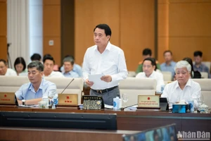 Trung tướng Lê Quốc Hùng, Thứ trưởng Bộ Công an phát biểu tại phiên họp. (Ảnh: DUY LINH)