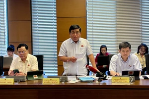 Bộ trưởng Kế hoạch và Đầu tư Nguyễn Chí Dũng phát biểu ý kiến trong phiên thảo luận tại tổ về tình hình kinh tế-xã hội sáng 23/5.