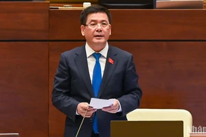 Bộ trưởng Công Thương Nguyễn Hồng Diên trả lời chất vấn của đại biểu Quốc hội. (Ảnh: LINH NGUYÊN)