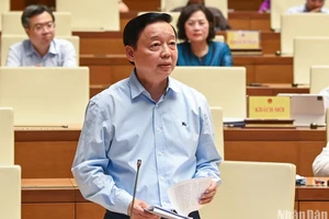 Phó Thủ tướng Trần Hồng Hà phát biểu làm rõ một số nội dung cuối phiên chất vấn nhóm vấn đề thuộc lĩnh vực tài nguyên và môi trường. (Ảnh: LINH NGUYÊN)