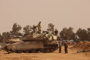 Binh sĩ và xe quân sự Israel được triển khai gần biên giới với Dải Gaza ngày 27/5/2024. (Ảnh: THX/TTXVN)