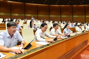 Các đại biểu Quốc hội biểu quyết thông qua Nghị quyết thành lập Đoàn giám sát chuyên đề của Quốc hội. (Ảnh: THỦY NGUYÊN)