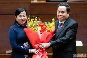 Đồng chí Nguyễn Thanh Hải nhận hoa chúc mừng từ Chủ tịch Quốc hội Trần Thanh Mẫn sau khi được Quốc hội bầu làm Ủy viên Ủy ban Thường vụ Quốc hội ngày 25/6. (Ảnh: DUY LINH)