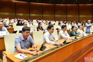 Quốc hội biểu quyết thông qua Nghị quyết về tổ chức chính quyền đô thị và thí điểm một số cơ chế, chính sách đặc thù phát triển thành phố Đà Nẵng. (Ảnh: THỦY NGUYÊN)