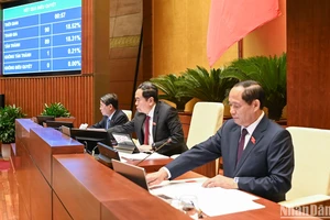 Chủ tịch Quốc hội Trần Thanh Mẫn và các Phó Chủ tịch Quốc hội bấm nút biểu quyết thông qua Luật. (Ảnh: DUY LINH)