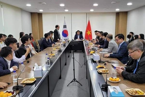 Bộ trưởng Kế hoạch và Đầu tư Nguyễn Chí Dũng chủ trì buổi làm việc với Mạng lưới đổi mới sáng tạo Việt Nam tại Hàn Quốc.