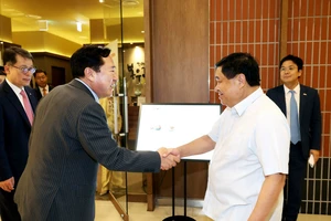 Bộ trưởng Kế hoạch và Đầu tư Nguyễn Chí Dũng làm việc với ông Kim Ki-moon, Chủ tịch Liên đoàn các doanh nghiệp nhỏ và vừa Hàn Quốc (KBIZ).