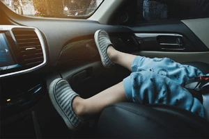Theo Luật Trật tự, an toàn giao thông đường bộ, trẻ em dưới 10 tuổi và cao dưới 1,35m không được ngồi ghế hàng trước ô-tô khi tham gia giao thông đường bộ.