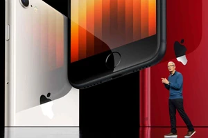 Giám đốc điều hành (CEO) Apple Tim Cook giới thiệu mẫu iPhone SE có tính năng 5G và chip A15 Bionic trong một sự kiện tại Apple Park hồi tháng 3/2022. (Ảnh: Apple Inc.)