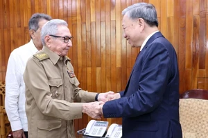 Tổng Bí thư, Chủ tịch nước Tô Lâm gặp Lãnh tụ Cách mạng Cuba, Đại tướng Raúl Castro Ruz. 