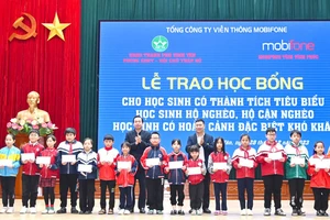 Trao học bổng cho học sinh nghèo hiếu học thành phố Vĩnh Yên.