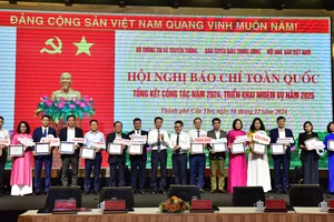 Đồng chí Lê Quốc Minh, Ủy viên Trung ương Đảng, Tổng Biên tập Báo Nhân Dân, Phó Trưởng Ban Tuyên giáo Trung ương, Chủ tịch Hội Nhà báo Việt Nam và đồng chí Nguyễn Mạnh Hùng, Ủy viên Trung ương Đảng, Phó Trưởng Ban Tuyên giáo Trung ương, Bộ trưởng Thông tin và Truyền thông trao chứng nhận cho các đơn vị đạt mức Xuất sắc chuyển đối số báo chí 2024, trong khuôn khổ Hội nghị Báo chí toàn quốc 2024 tại TP Cần Thơ ngày 16/12.