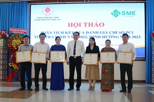Đại diện các tập thể có thành tích xuất sắc trong công tác nâng cao chỉ số PCI năm 2022 nhận Bằng khen của Ủy ban nhân dân tỉnh Trà Vinh.