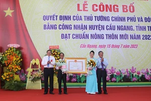 Đại diện lãnh đạo Huyện ủy, Ủy ban nhân dân huyện Cầu Ngang nhận Bằng công nhận huyện đạt chuẩn nông thôn mới.