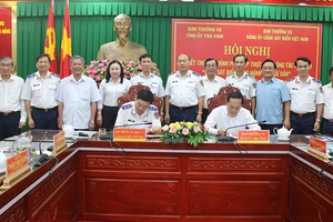 Đại diện Đảng ủy Cảnh sát biển Việt Nam ký kết thực hiện chương trình với Tỉnh ủy Trà Vinh.